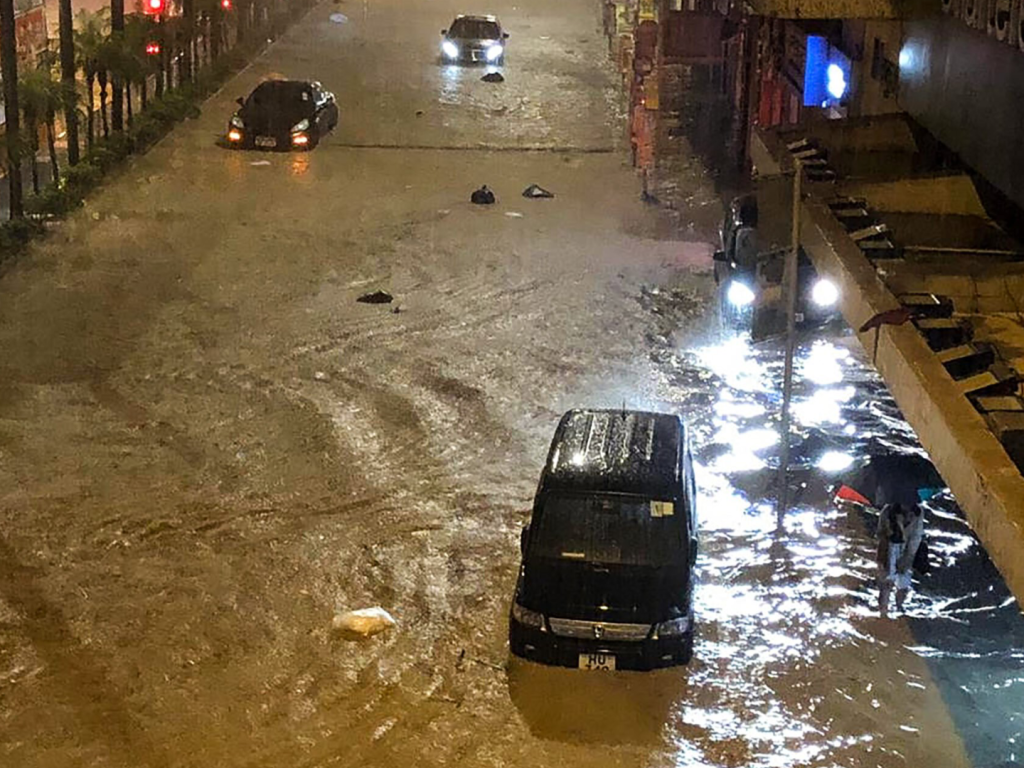 ฮ่องกงเผชิญฝนถล่ม-ฟ้าผ่าเกือบหมื่นครั้ง
