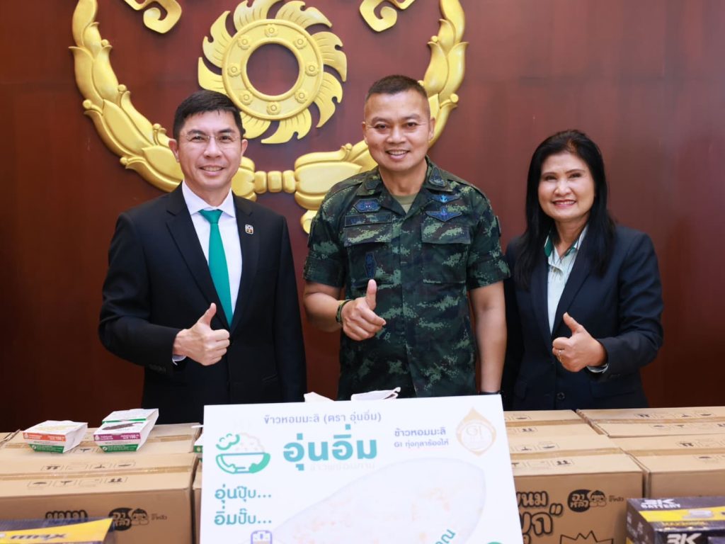 ธ.ก.ส. มอบข้าวพร้อมทานตรา “อุ่นอิ่ม” จำนวน 12,000 ถ้วย ให้แก่กองทัพบก