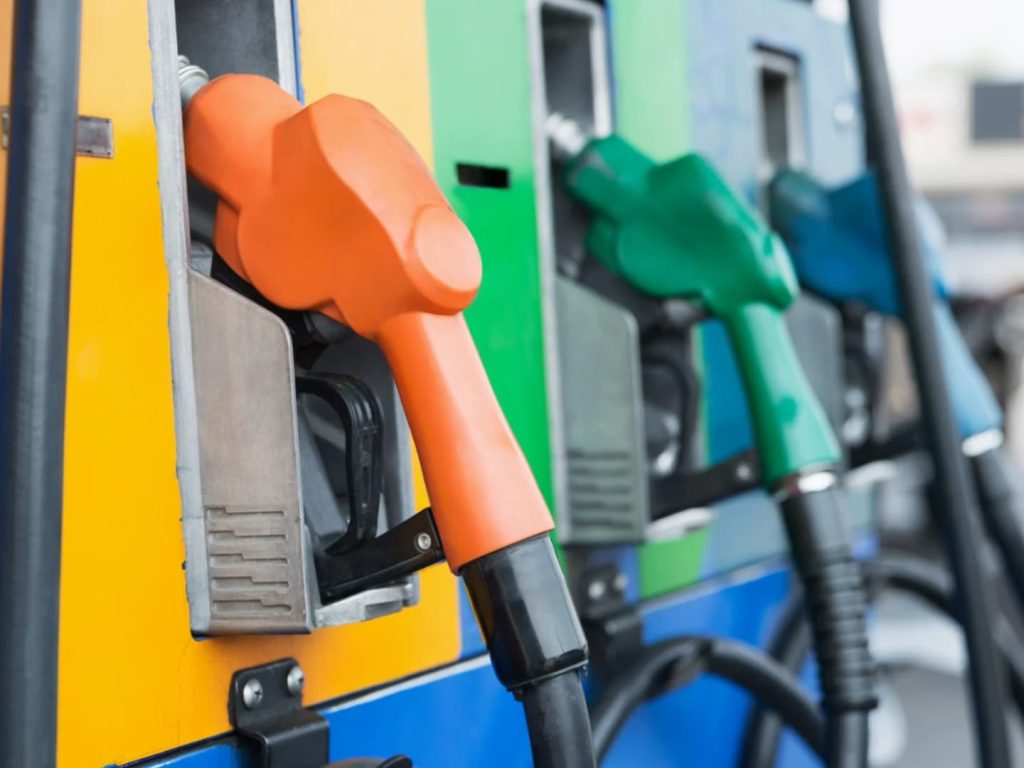 กบน. ตรึงราคาน้ำมันเมินตลาดโลกพุ่ง