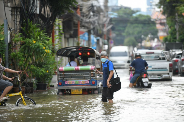 Tide-flood-in-Bangkok_01-e1636371163990