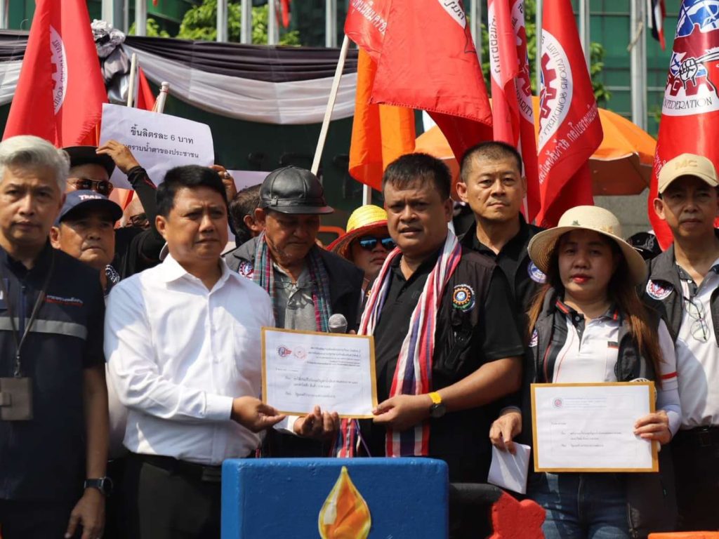 แรงงาน บุกทำเนียบ จี้นายกฯ แก้น้ำมันแพง 