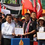 แรงงาน บุกทำเนียบ จี้นายกฯ แก้น้ำมันแพง 