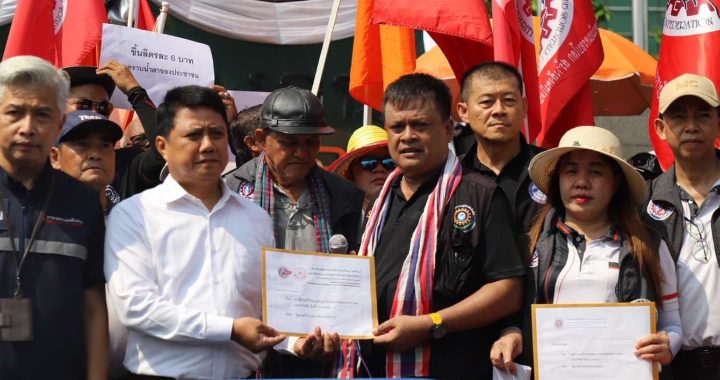 แรงงาน บุกทำเนียบ จี้นายกฯ แก้น้ำมันแพง 