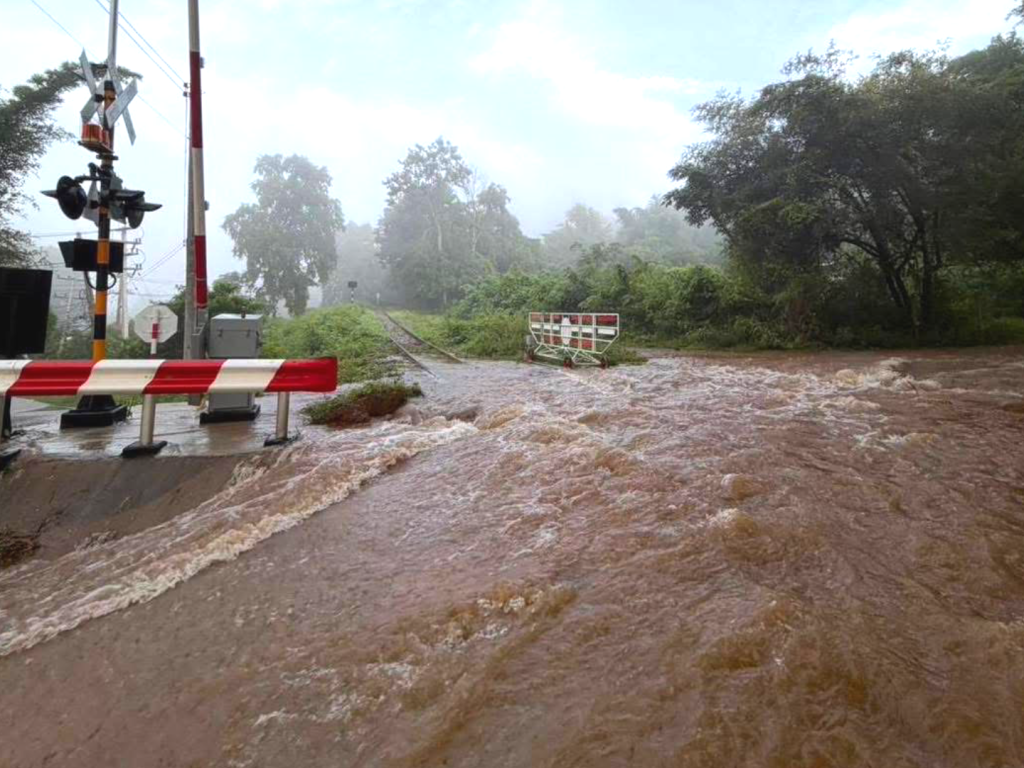 รฟท. งดเดินรถ “ท่ากิเลน–น้ำตก” 6 ขบวน หลังน้ำท่วมสะพานถ้ำกระแซ