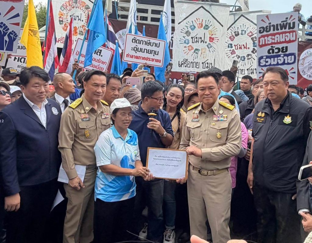 “อนุทิน” รับหนังสือ P-MOVE ยืนยันไม่ลดสิทธิสุขภาพ เร่งแก้ปัญหาที่ดิน–ที่อยู่อาศัย