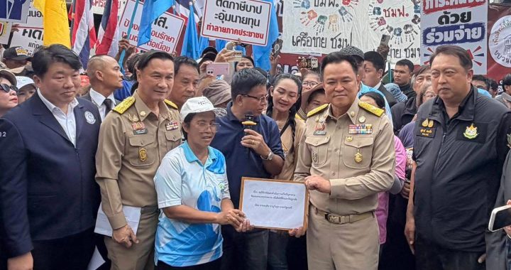 “อนุทิน” รับหนังสือ P-MOVE ยืนยันไม่ลดสิทธิสุขภาพ เร่งแก้ปัญหาที่ดิน–ที่อยู่อาศัย